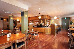 Desayuno completo (EUR 20 por persona)