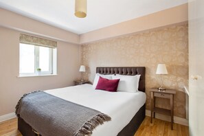 Huoneisto, 3 makuuhuonetta (6 Adults) | Tallelokero huoneessa, työpöytä, pimennysverhot, silitysrauta/-lauta