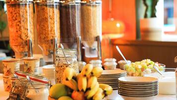 Un bufé con diversos alimentos y recipientes.