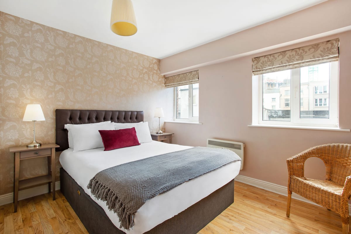 Apartment, 3 Bedrooms (6 Adults) | In-room safe, desk, blackout drapes, iron/ironing board