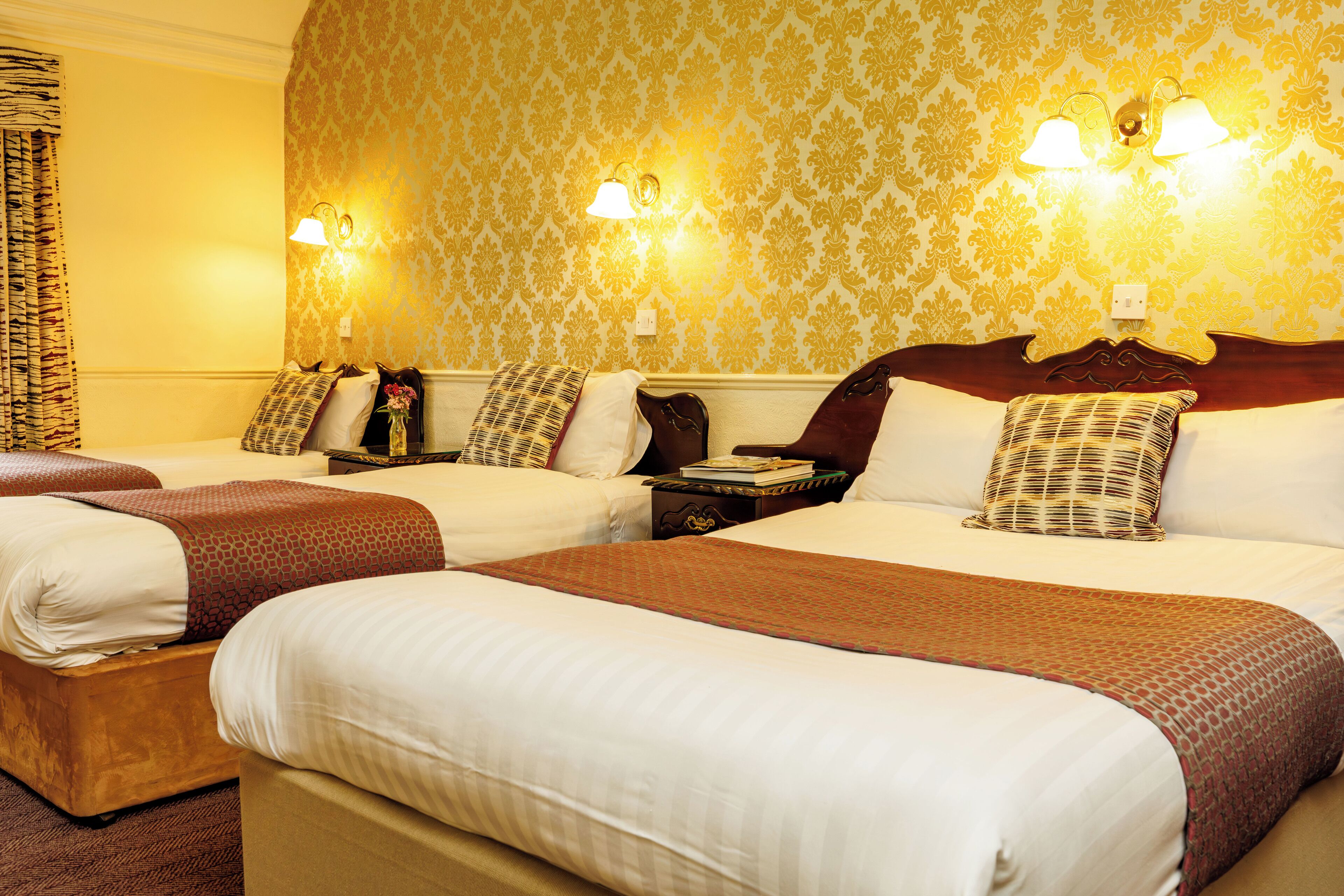 غرفة عائلية - عدة أسرّة - منظر للمدينة | أغطية فراش متميزة ومكتب ومساحة عمل للكمبيوتر المحمول وستائر تعتيم