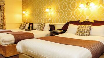 Familienzimmer, Mehrere Betten, Stadtblick | Hochwertige Bettwaren, Schreibtisch, laptopgeeigneter Arbeitsplatz