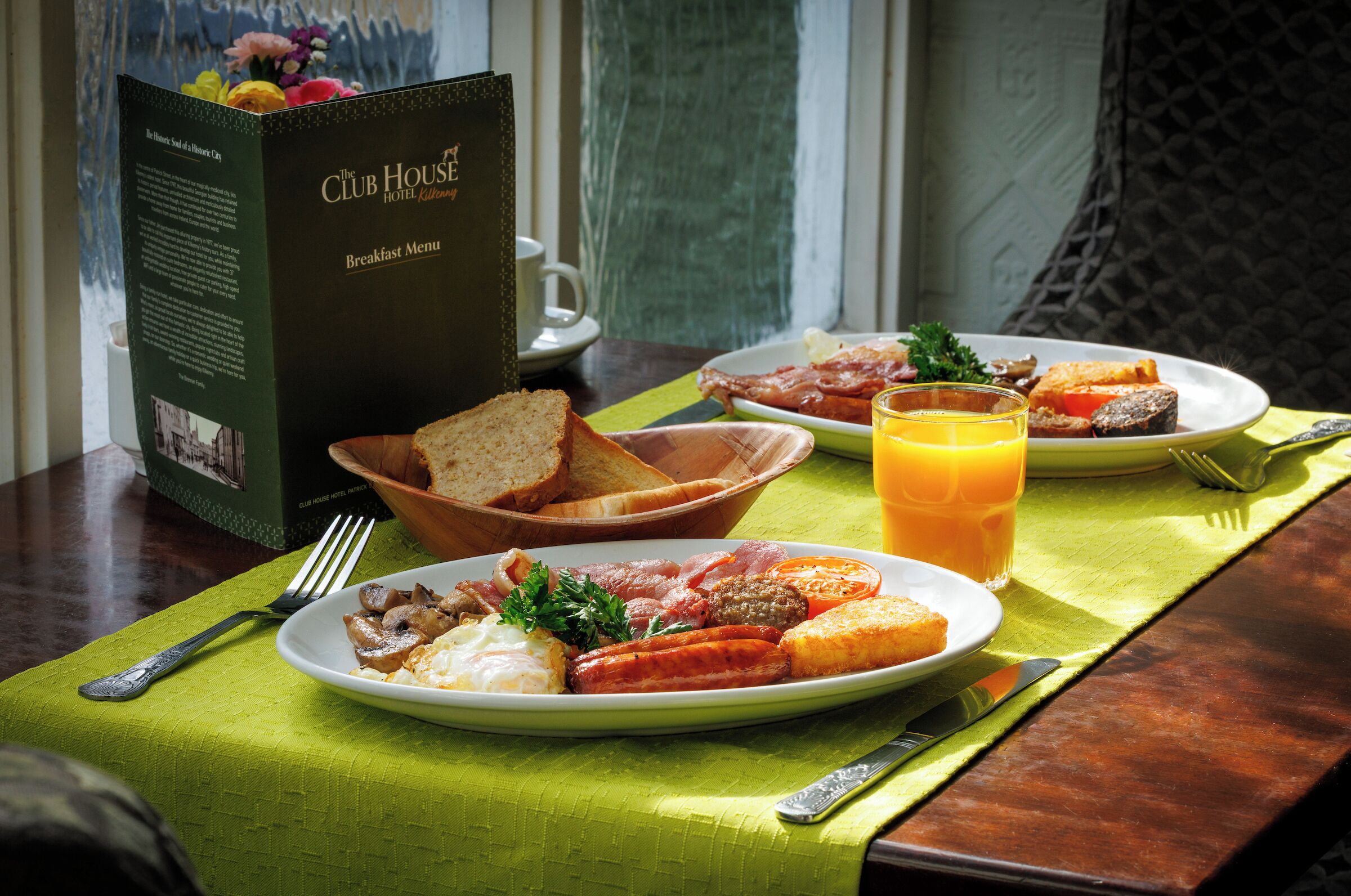 Daily cooked-to-order breakfast (EUR 10.00 per person)