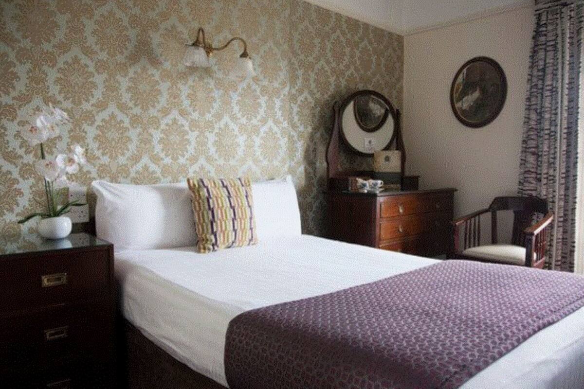 Small Double Room | 高档床上用品、办公桌、笔记本电脑工作区、遮光窗帘