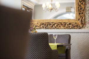 Se sirven desayunos y almuerzos, restaurante con mesas al aire libre 