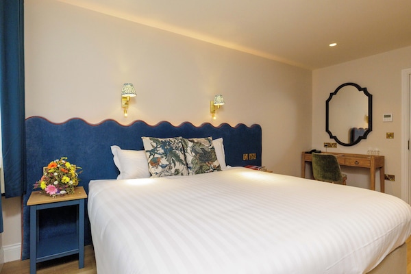 Superior Studio, 1 King Bed | Premium bedding, desk, laptop workspace, blackout drapes