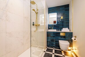 Articles de toilette gratuits, sèche-cheveux, serviettes fournies, savon