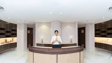 Couples treatment room(s), steam room, hydrotherapy, aromatherapy