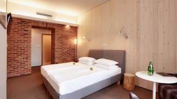 Roupas de cama antialérgicas, cofres nos quartos, escrivaninha