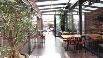 每日供應自助早餐 (每人 CZK300)