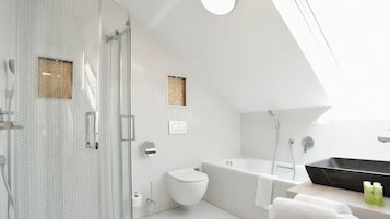Exclusive Double Room | Peralatan tempat tidur hipoalergenik, peti besi dalam bilik, meja