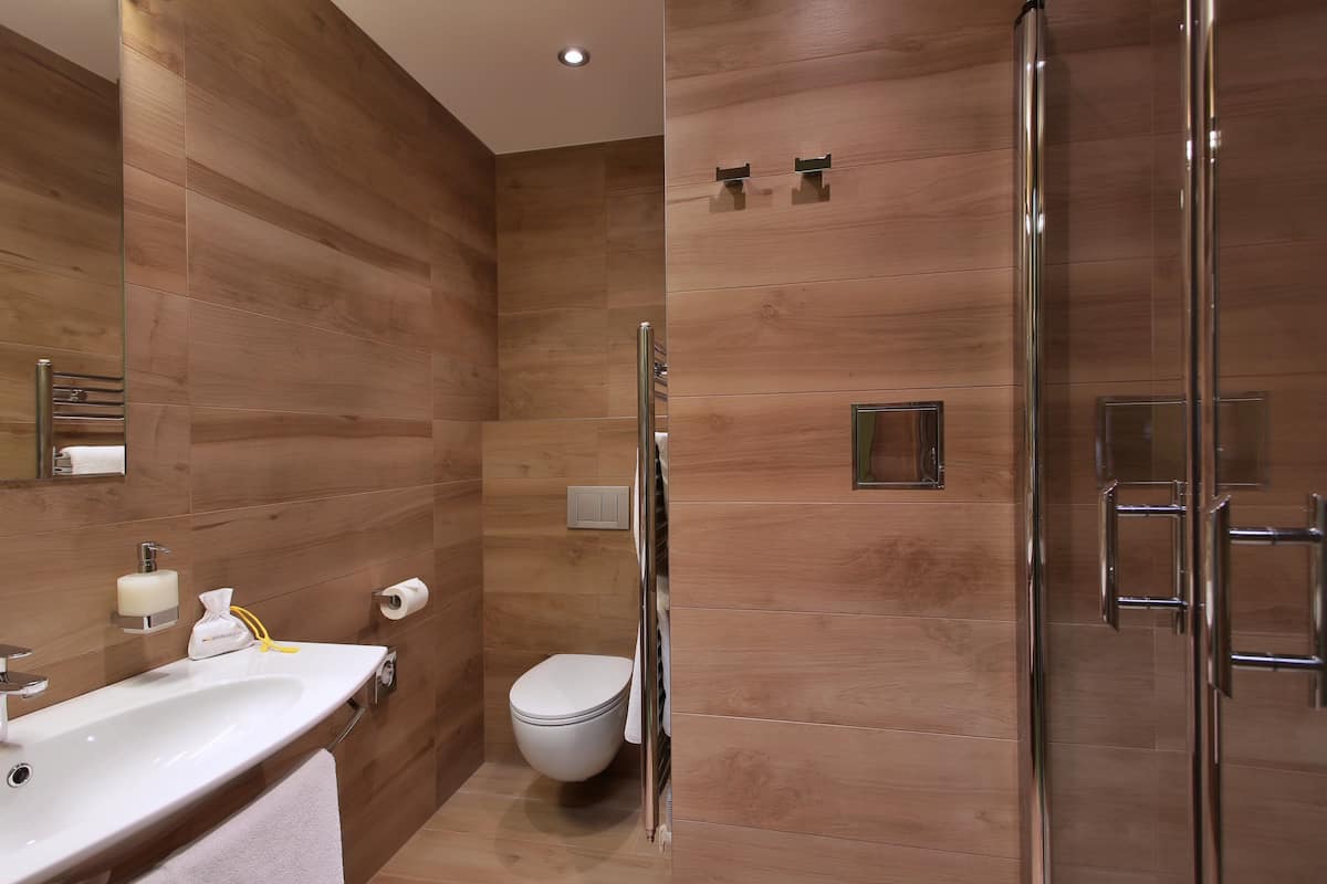 Deluxe-Doppel- oder -Zweibettzimmer | Badezimmer | Kostenlose Toilettenartikel, Haartrockner, Handtücher, Seife