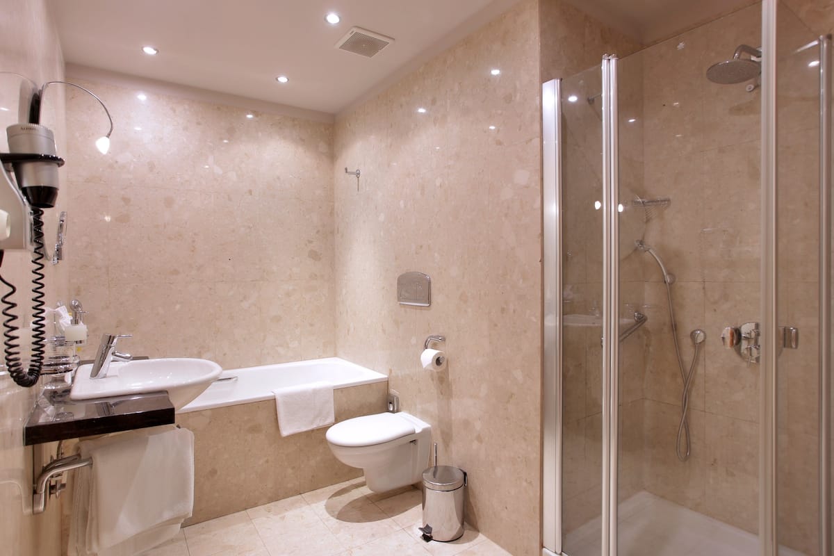 Kostenlose Toilettenartikel, Haartrockner, Handtücher, Seife