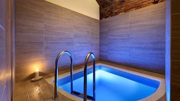 Couples treatment rooms, sauna, hot tub, body treatments, hydrotherapy