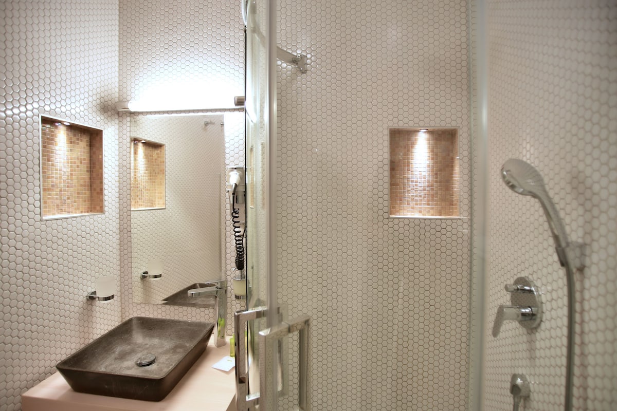 Exclusive-Doppelzimmer | Badezimmer | Kostenlose Toilettenartikel, Haartrockner, Handtücher, Seife