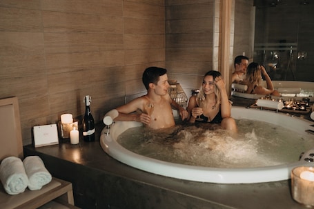 Innen-Whirlpool. Absolutum Wellness Hotel