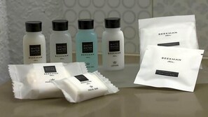 En samling hudplejeprodukter fra mærket BEEKMAN, herunder lotions og geler, udstillet på et bord.