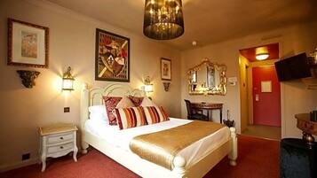 In-room safe, desk, free WiFi