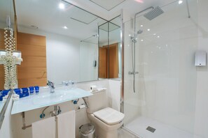 Bathtub, free toiletries, hair dryer, bidet - Hotel AR Los Arcos (Segovia)