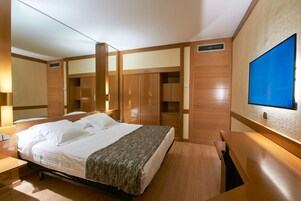 Minibar, caja de seguridad en la habitación y escritorio 