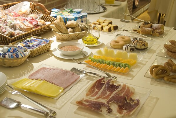 Petit déjeuner buffet (10.5 EUR par personne)