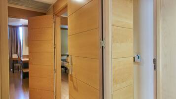 Familien-Doppelzimmer (2 Adults + 2 Children) | Minibar, Zimmersafe, Schreibtisch, laptopgeeigneter Arbeitsplatz