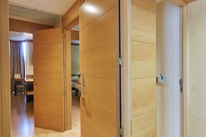 Quarto casal família (2 Adults + 2 Children) | Frigobar, cofres nos quartos, escrivaninha