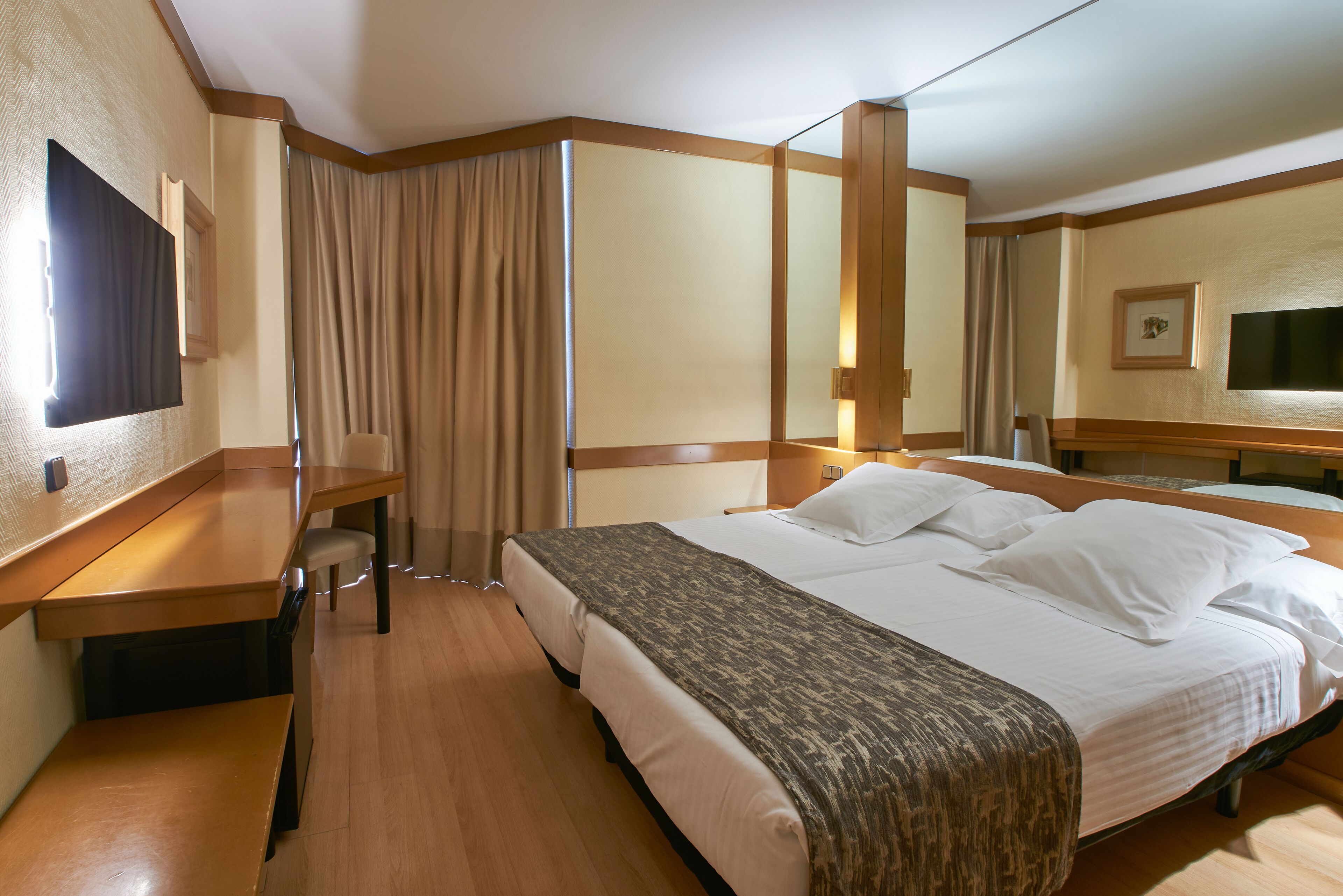 standard twin room | 1 bedroom, minibar, in-room safe, desk