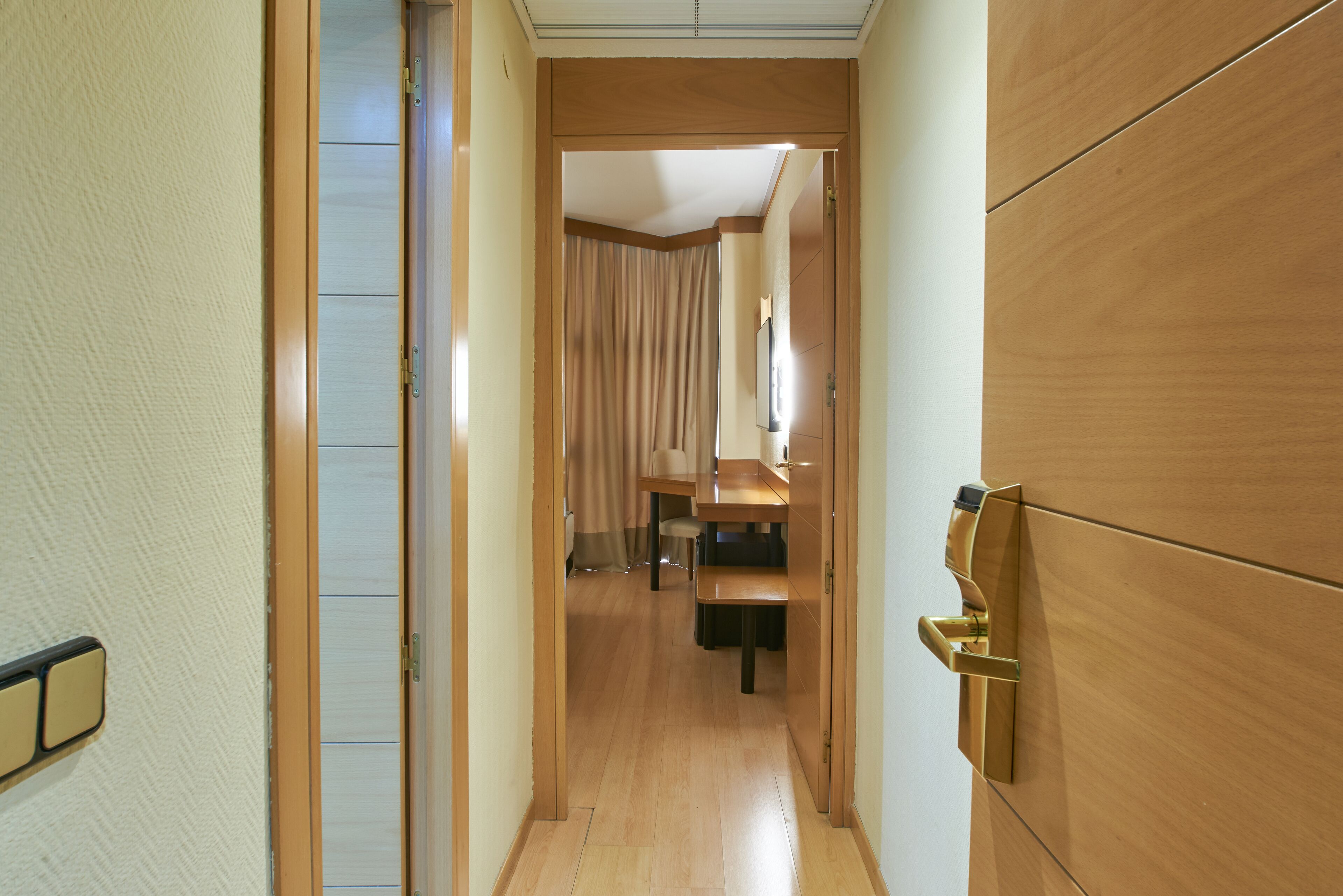 standard twin room | 1 bedroom, minibar, in-room safe, desk