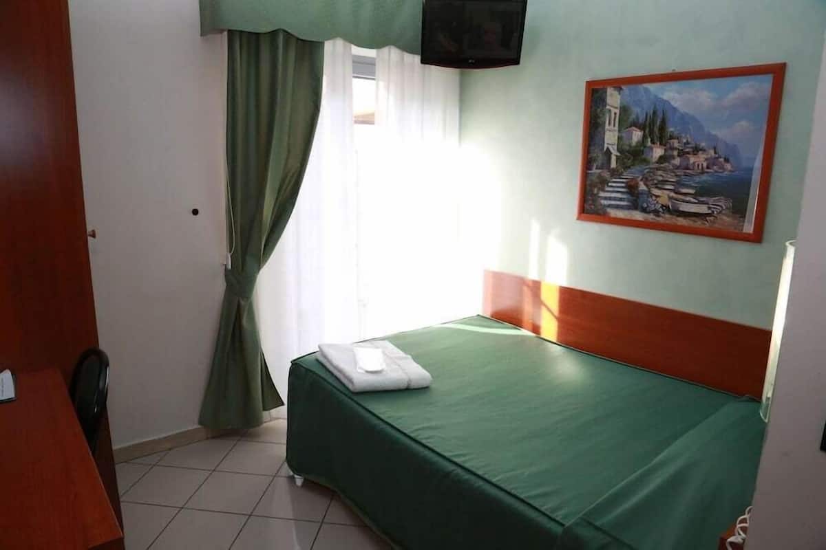 Economy tweepersoonskamer | Donzen dekbedden, een minibar, een kluis op de kamer