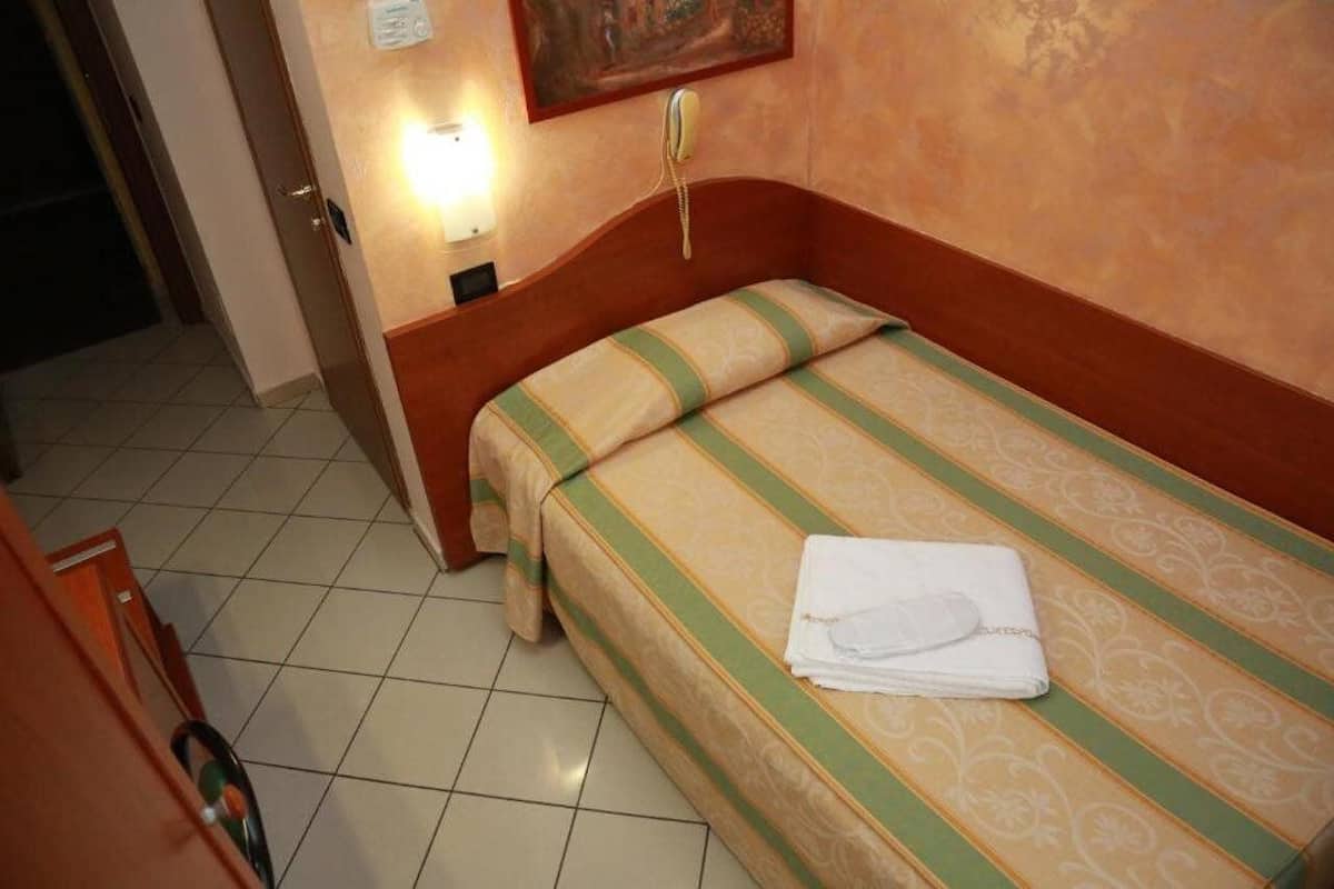 Comfort eenpersoonskamer | Donzen dekbedden, een minibar, een kluis op de kamer