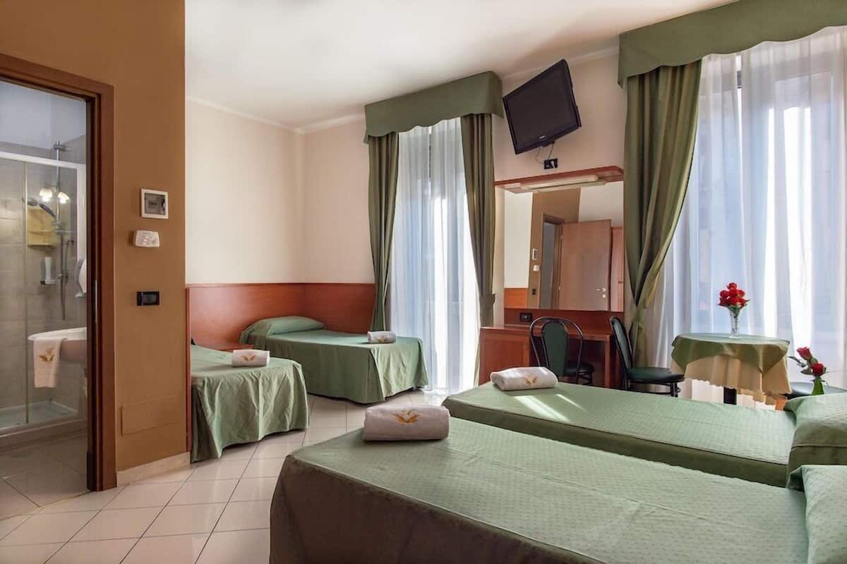 Vierpersoonskamer | Donzen dekbedden, een minibar, een kluis op de kamer