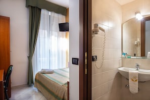 Quarto solteiro conforto, 1 cama de solteiro grande | Edredons de pluma, frigobar, cofres nos quartos