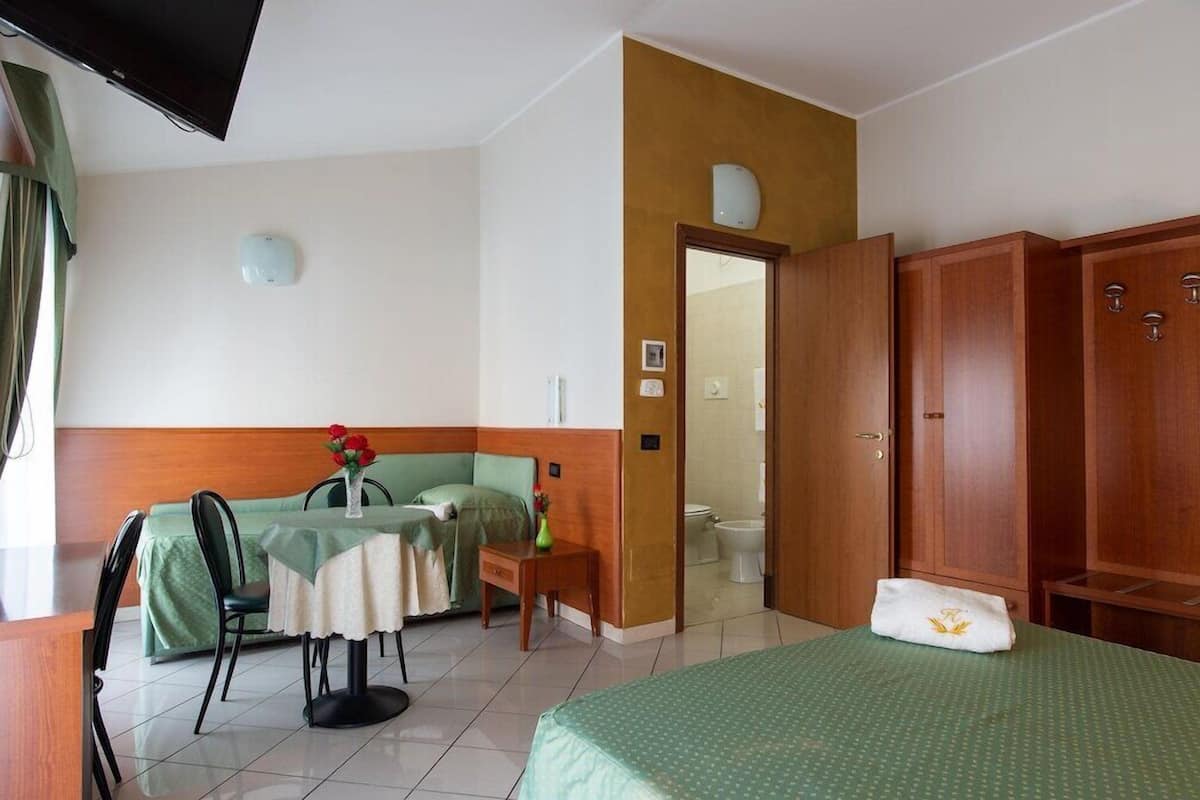 Driepersoonskamer | Donzen dekbedden, een minibar, een kluis op de kamer