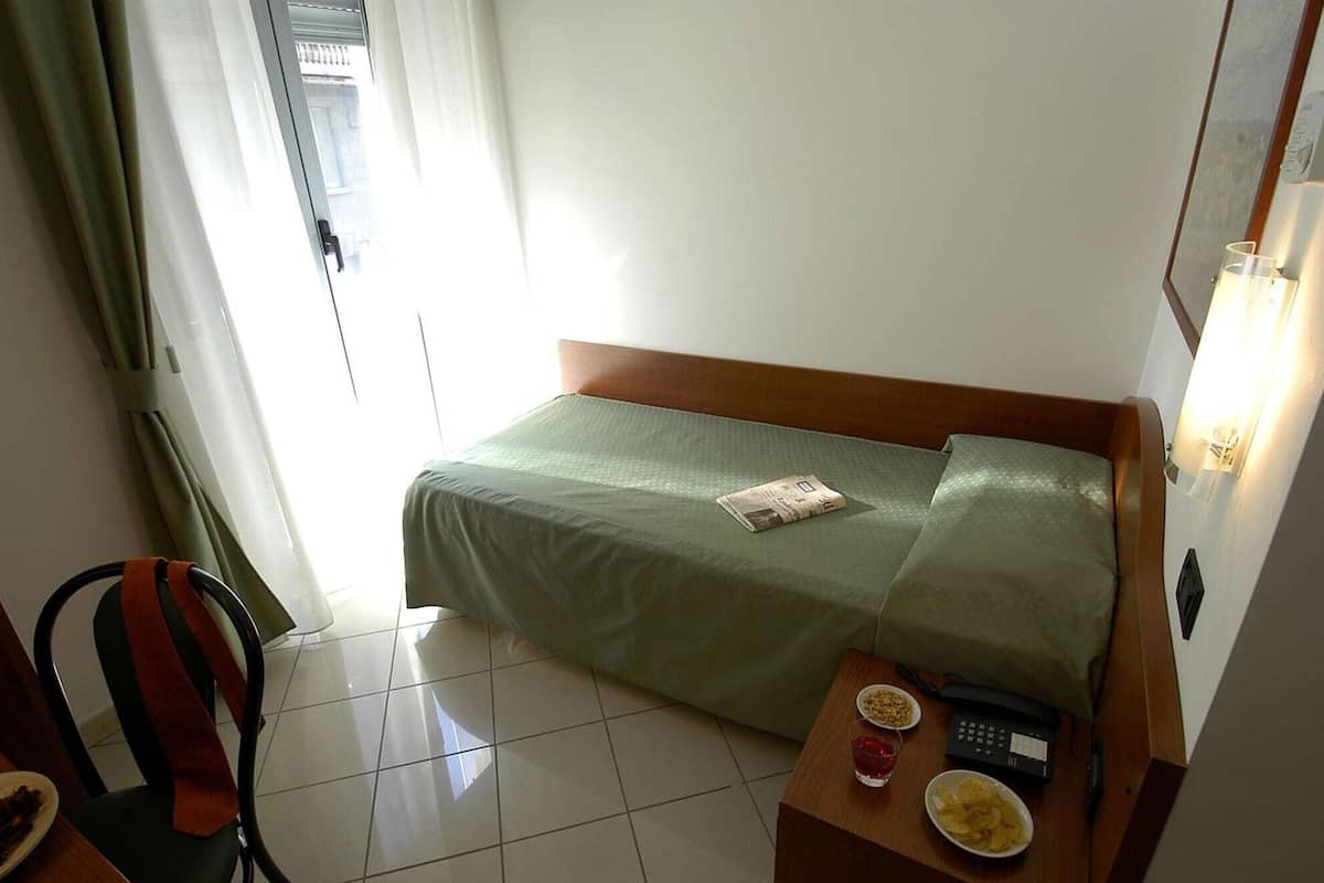 Eenvoudige eenpersoonskamer | Donzen dekbedden, een minibar, een kluis op de kamer