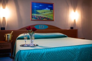 Donzen dekbedden, een minibar, een kluis op de kamer