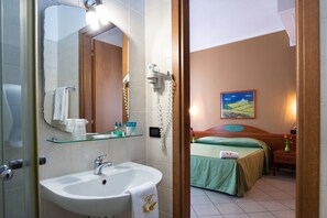 Dutxa, assecador de cabells, bidet i tovalloles 