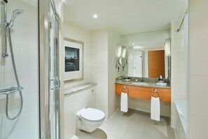 Executive-Suite, 1 Schlafzimmer | Badezimmer | Duschwanne, Komfortbadewanne, kostenlose Toilettenartikel, Haartrockner