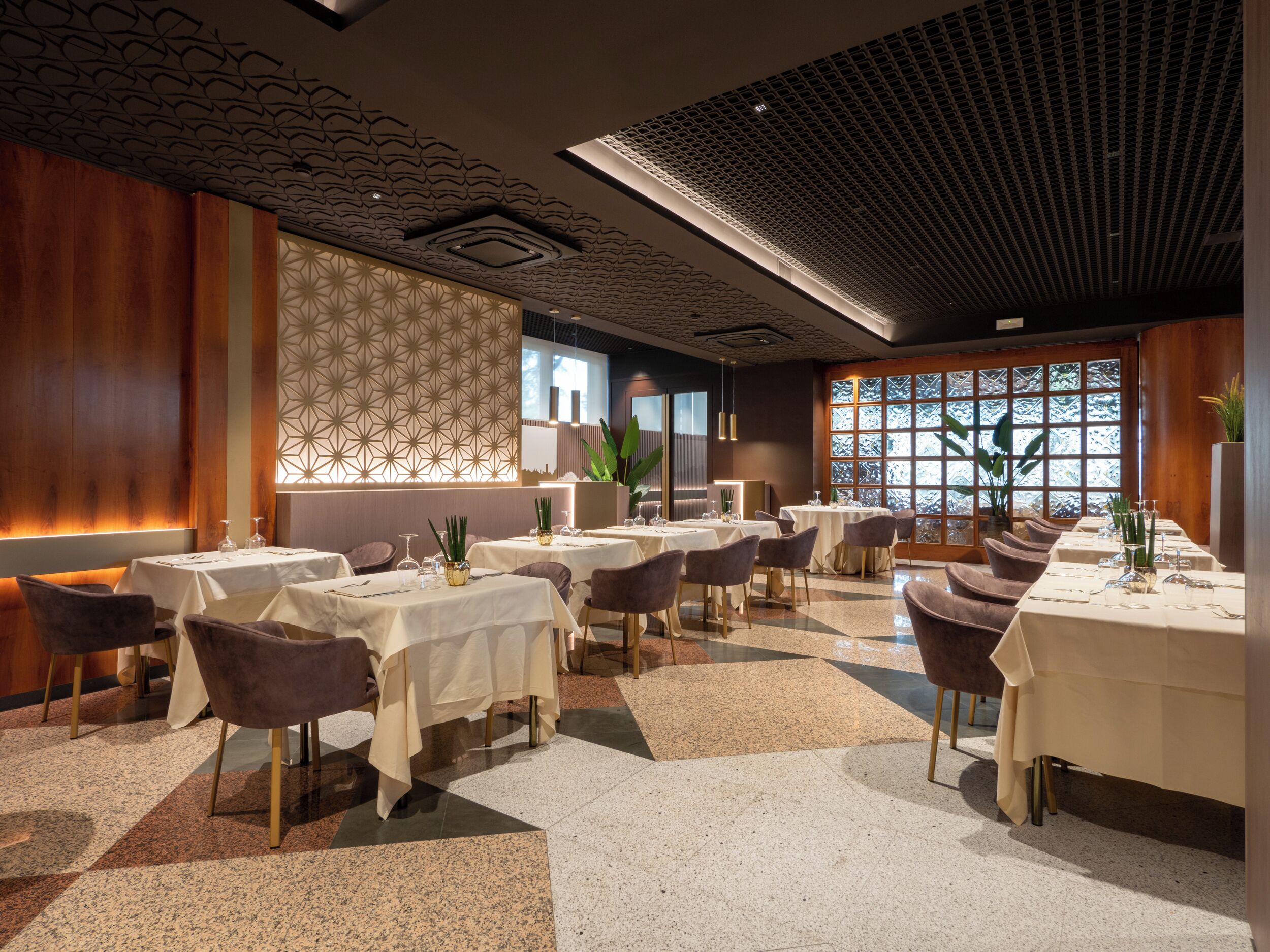 ランチ、ディナーに営業