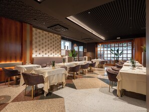 供应午餐和晚餐