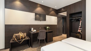 A modern hotel room with a desk, chair, and a bed. - Hotel Minerva (Arezzo)