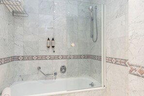 Superior Double or Twin Room | Bathroom