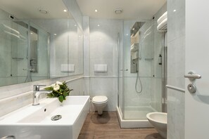 Down comforters, minibar, in-room safe, desk - Hotel Minerva (Arezzo)