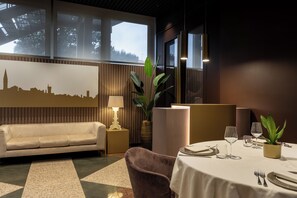 供應午餐及晚餐