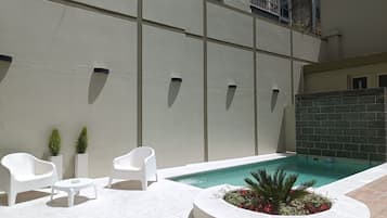 Piscine extérieure, chaises longues