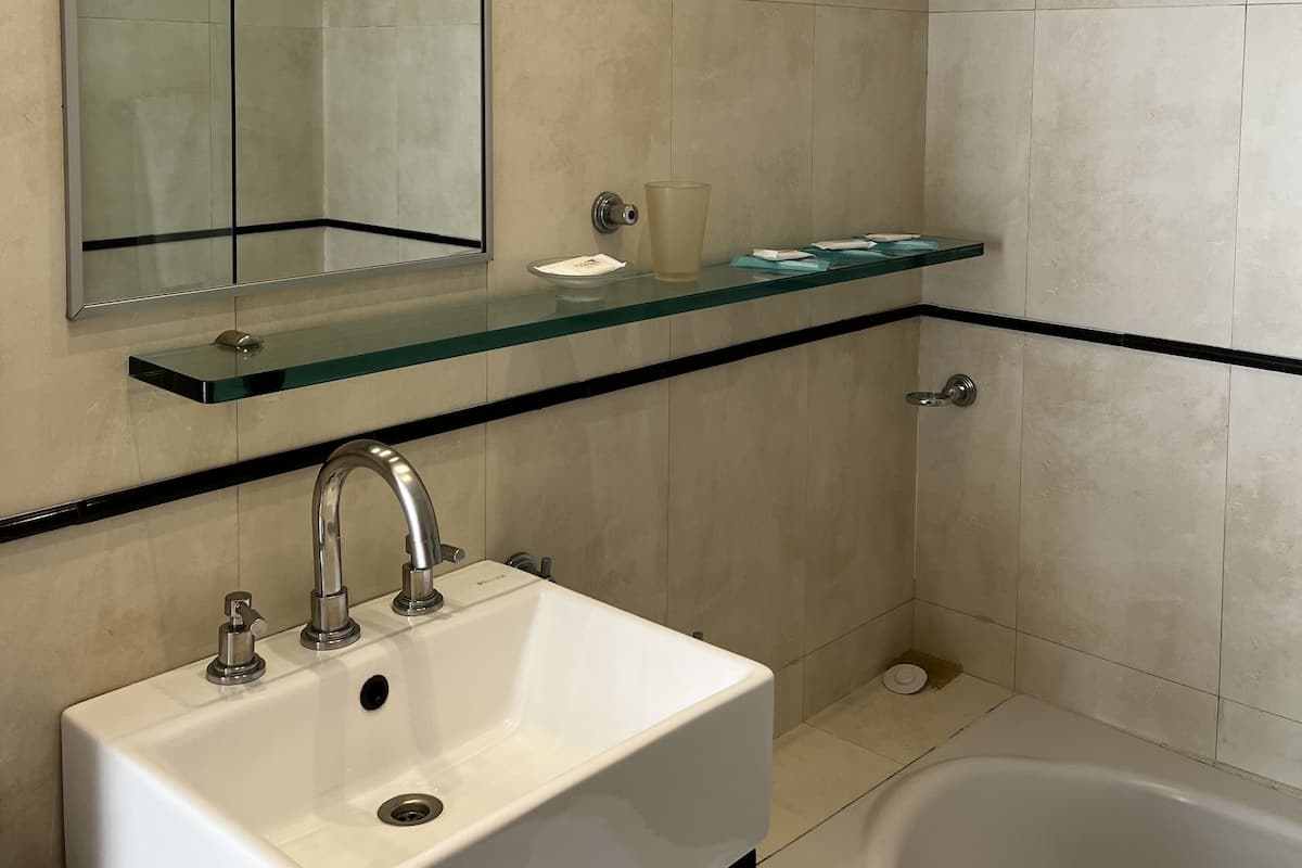 Duschwanne, Regendusche, kostenlose Toilettenartikel, Haartrockner