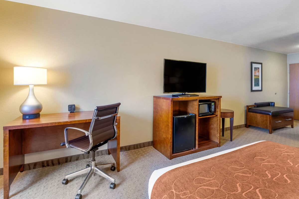 Suite, Accessible, Non Smoking (2 Queen beds and 1 Person Sofa bed) | Peti besi dalam bilik, langsir/tirai gelap terus
