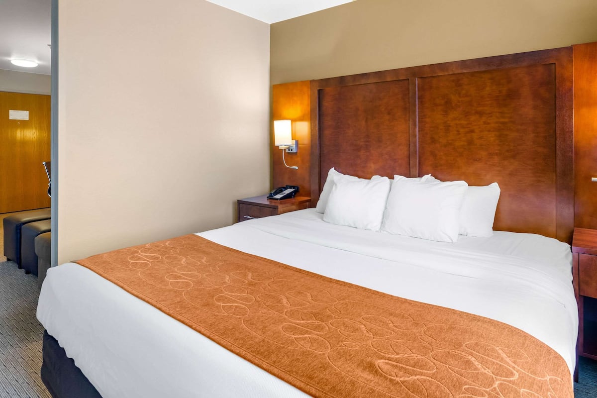 Suite, 1 Katil Raja (King), Non Smoking, Hot Tub | Peti besi dalam bilik, langsir/tirai gelap terus