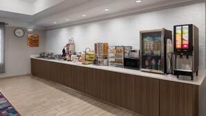 Free daily buffet breakfast - La Quinta Inn & Suites by Wyndham Gallup (Gallup)