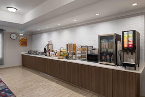 Free daily buffet breakfast  - La Quinta Inn & Suites by Wyndham Gallup (Gallup)